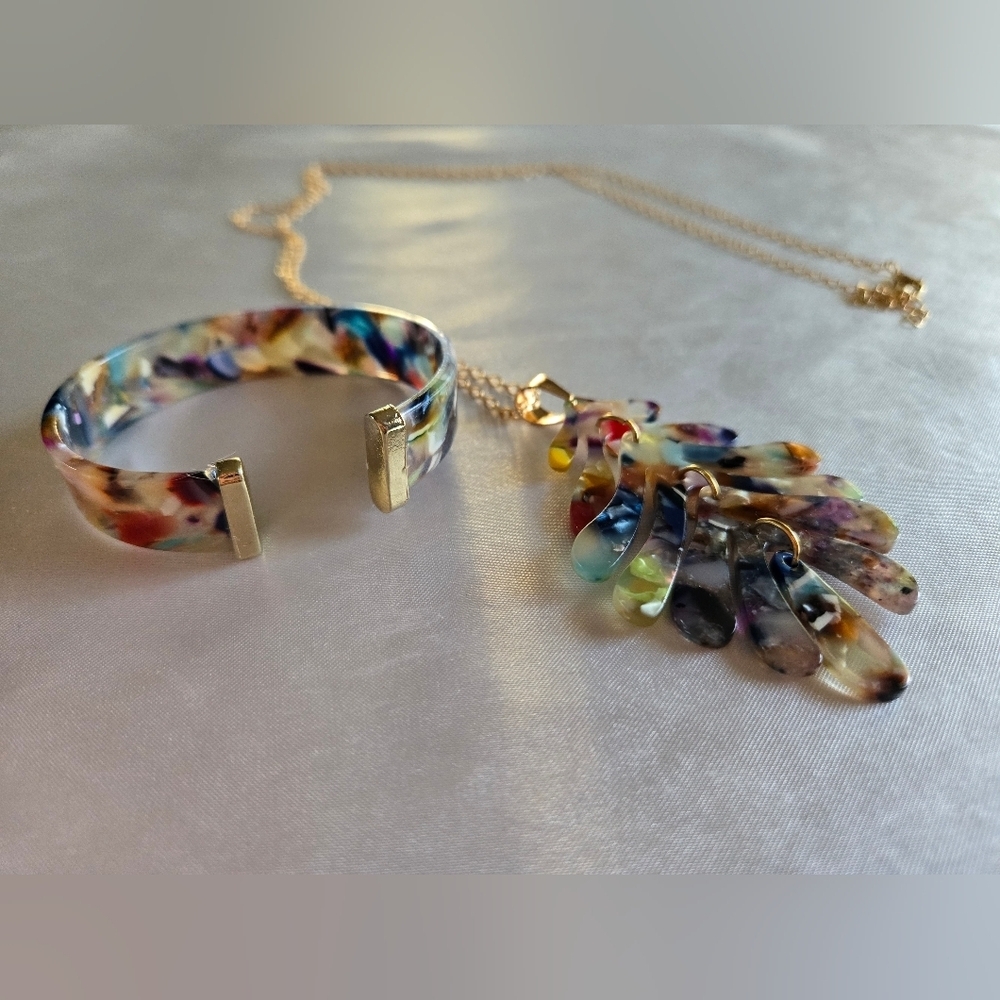 Colorful Resin Leaf Pendant Necklace and Bracelet Set NWOT - Picture 3 of 3
